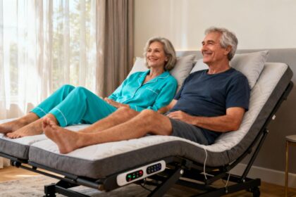 Femme en pyjama turquoise et homme âgés de 55 à 60 ans détendus sur un lit réglable, chambre avec lumière naturelle